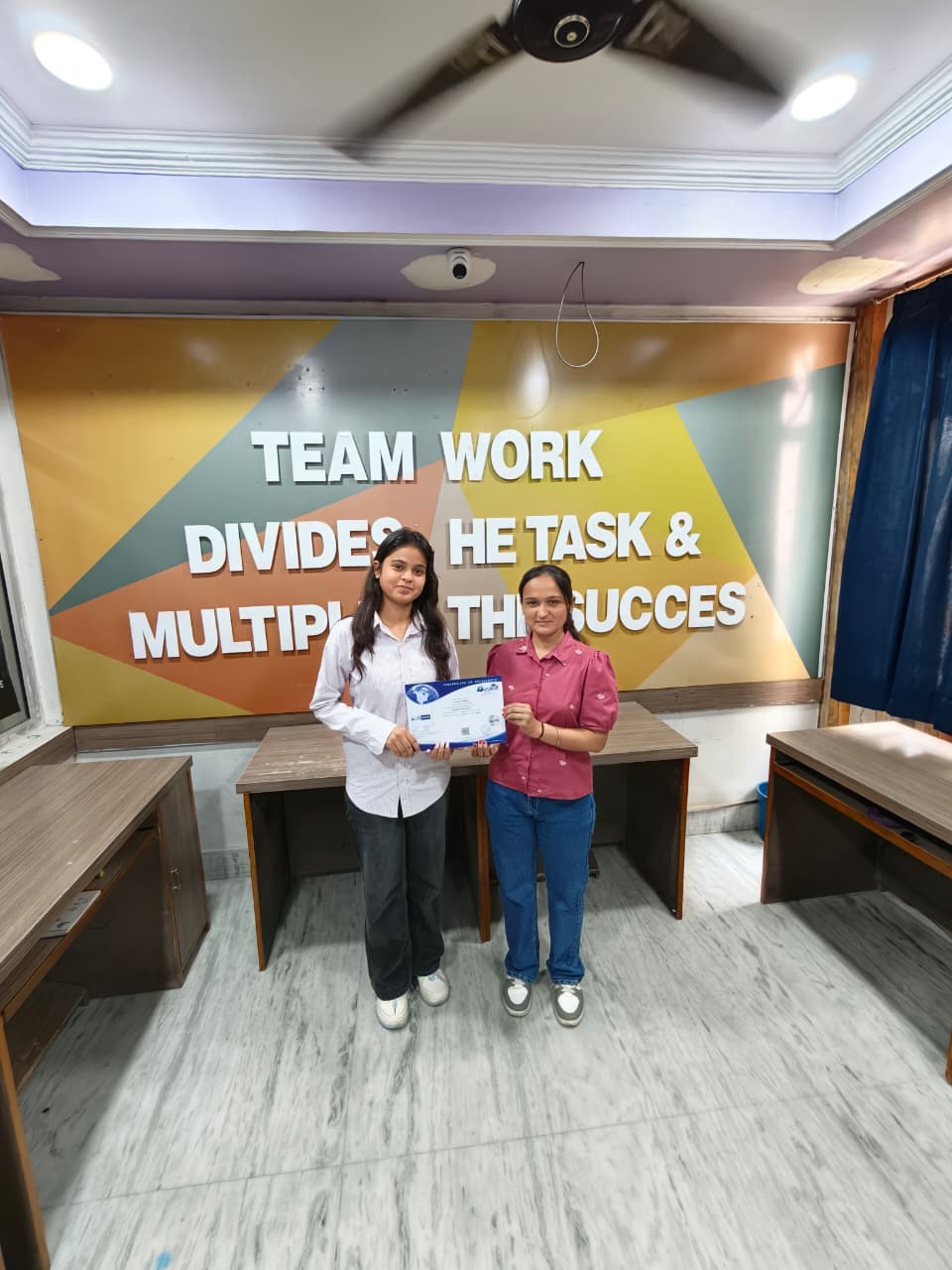 Student with excellence certificate Gurukull Institute digital marketing course